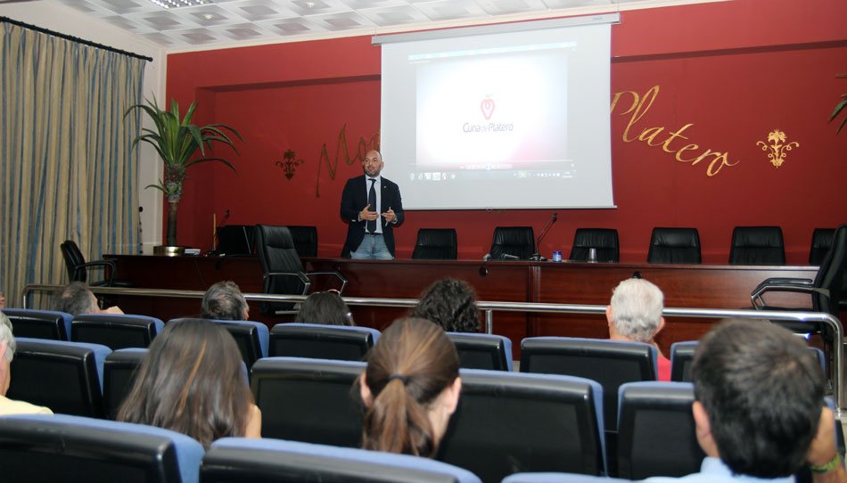 Frutos rojos despiertan el interes de los alumnos de la UHU