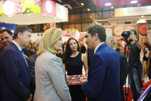 Visita de Fátima Báñez al stand de Cuna de Platero