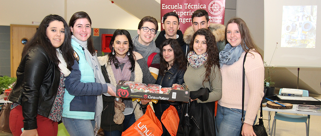 Cuna de Platero acerca sus berries a futuros estudiantes de Ingeniería Técnica Agrícola de la UHU