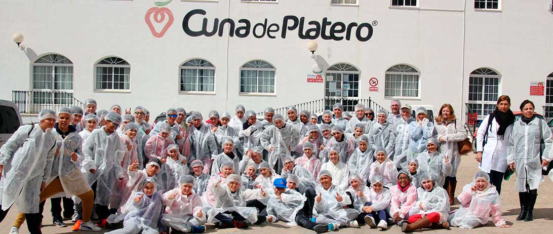 Cuna de Platero muestra a estudiantes del Virgen de Montemayor en Moguer el proceso de la fresa en la cooperativa