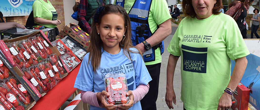 Las fresas de Cuna de Platero, para el disfrute de los niños que participan en la carrera solidaria “Kilos x Km”