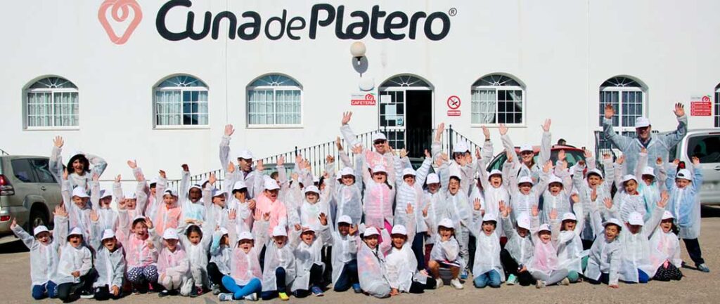 Cuna de Platero descubre el cultivo de fresas a alumnos del colegio Príncipe de España