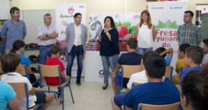 Cuna de Platero clausura la III edición de “Fresayunando” acercando sus berries a más de 2.000 niños de Moguer y su entorno