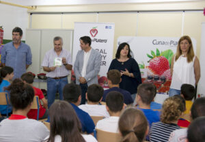 Cuna de Platero clausura la III edición de “Fresayunando” acercando sus berries a más de 2.000 niños de Moguer y su entorno