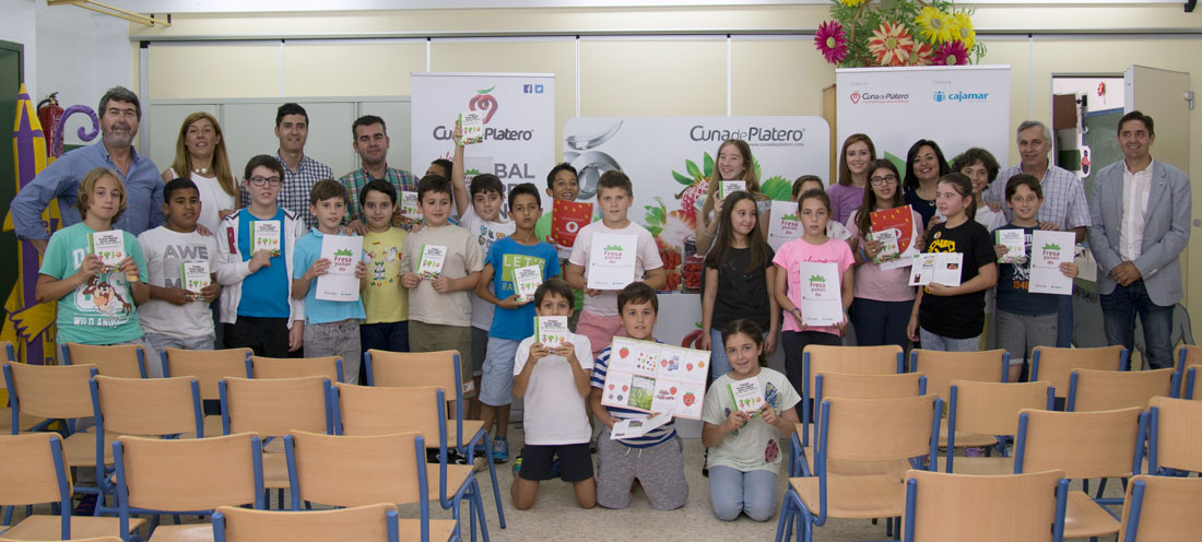 Cuna de Platero clausura la III edición de “Fresayunando” acercando sus berries a más de 2.000 niños de Moguer y su entorno