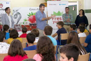 Cuna de Platero clausura la III edición de “Fresayunando” acercando sus berries a más de 2.000 niños de Moguer y su entorno