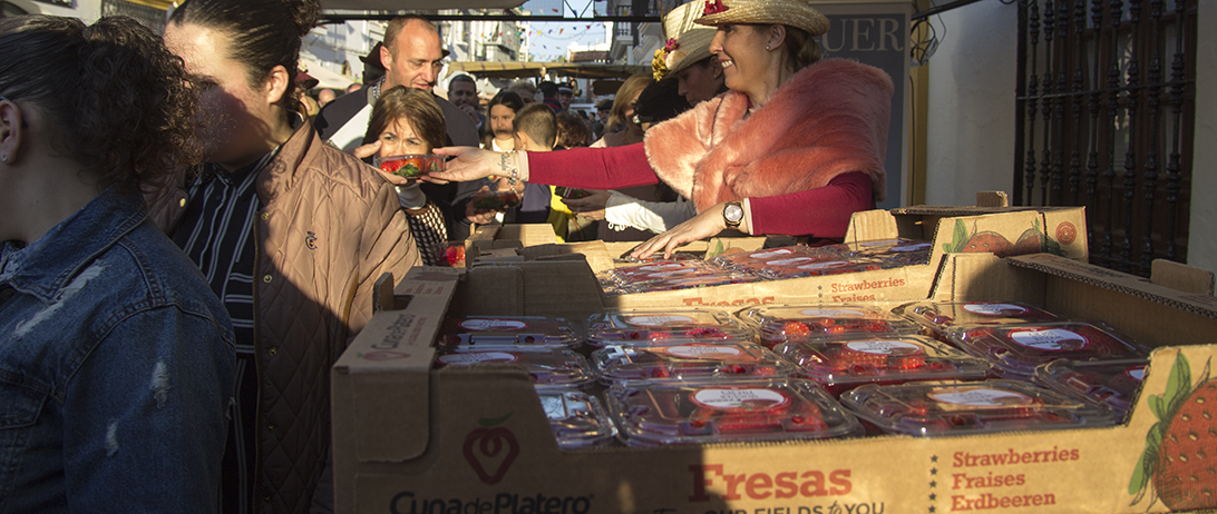 Cuna de Platero reparte 2.000 kilos de fresas en la Feria 1900 de Moguer