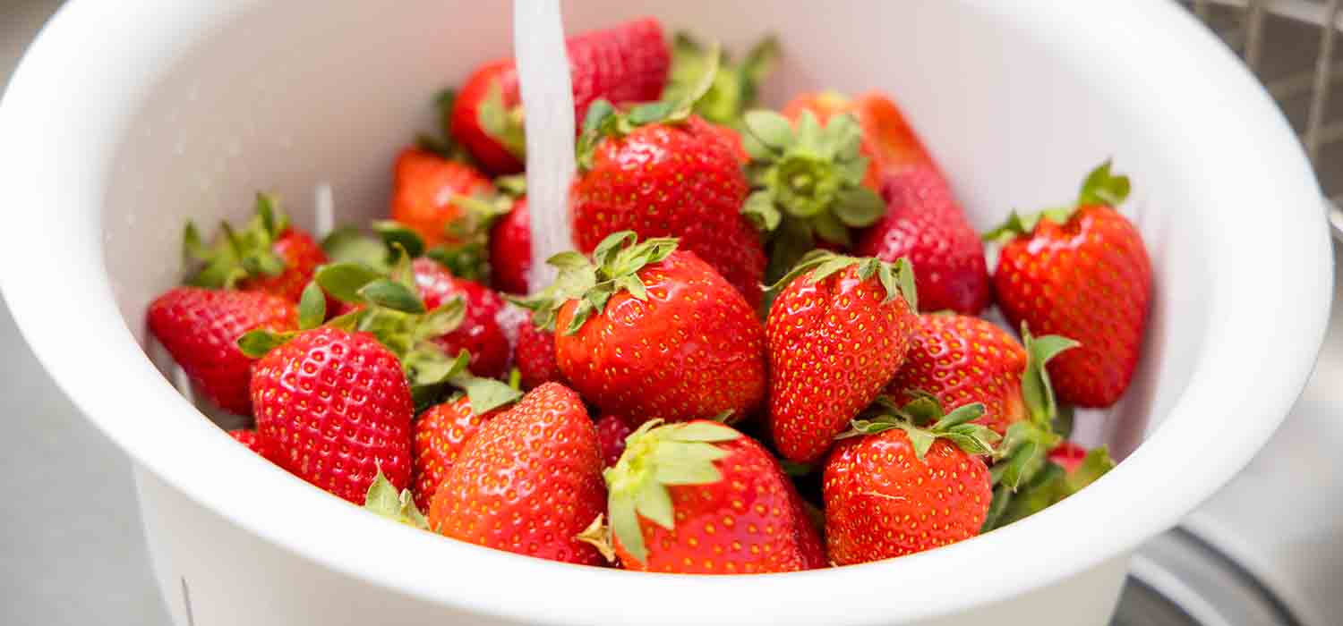 Paso a paso Tarta de fresas con crema de mascarpone lavar fresas