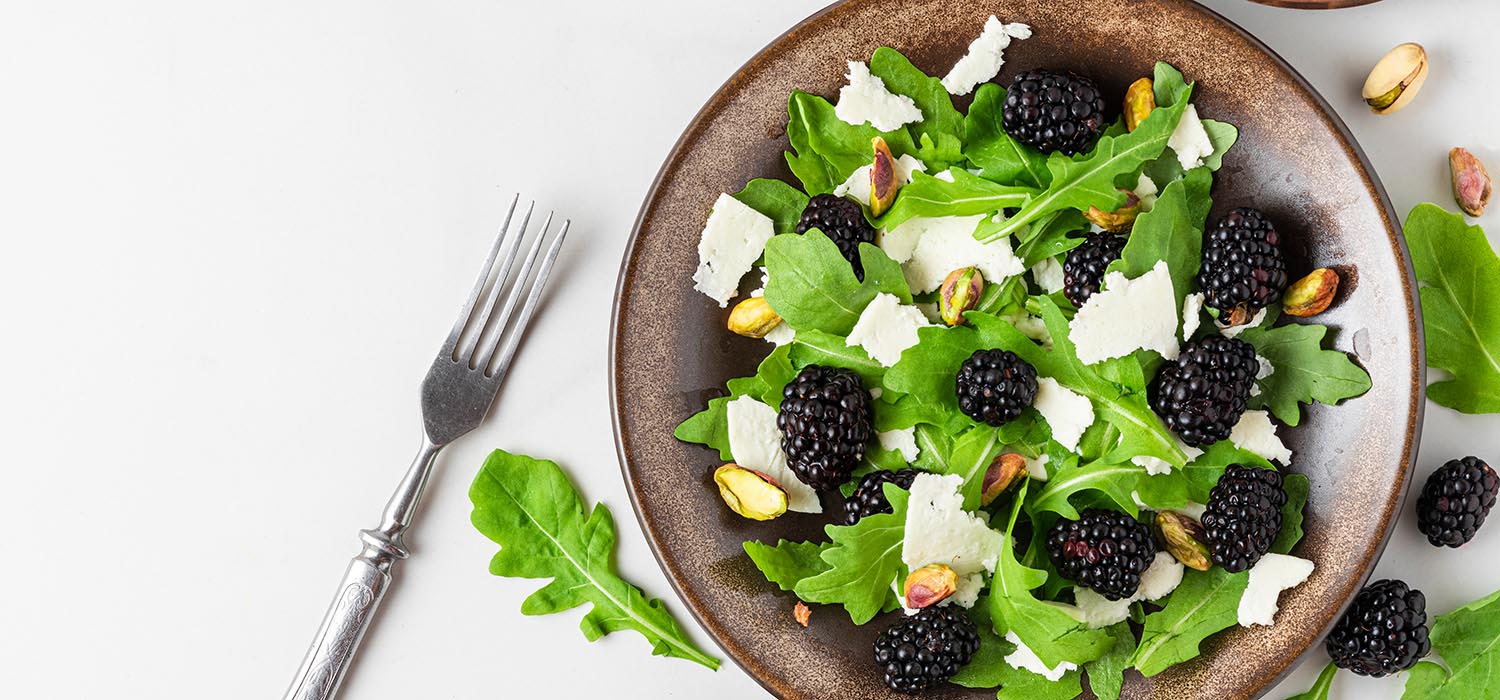 ensalada de moras, rúcula y queso de cabra