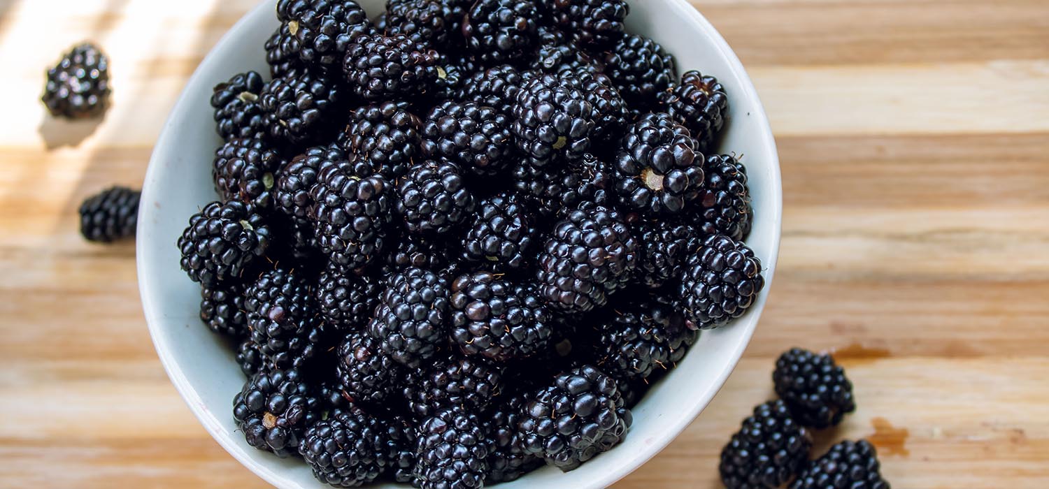 Ensalada de moras, rúcula y queso de cabra