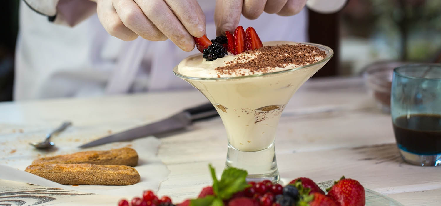 tiramisú de fresas y chocolate blanco