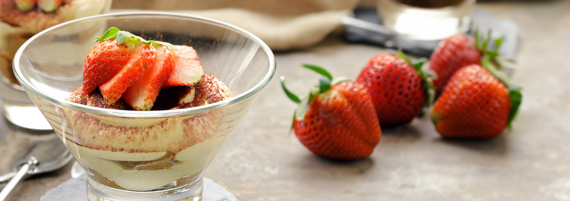 tiramisú de fresas y chocolate blanco